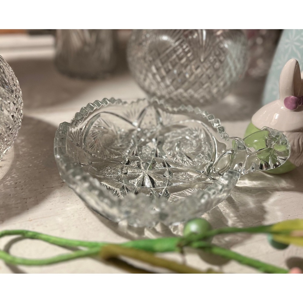 Vintage sawtooth edge cut glass candy dish pinwheel‎ with loop handle